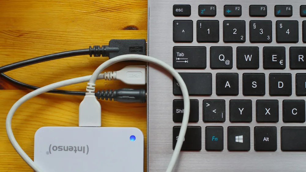 Laptop mit angeschlossener externer Festplatte