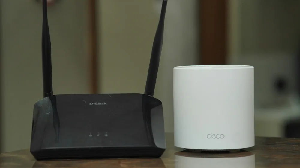 WLAN-Router auf einem Schreibtisch