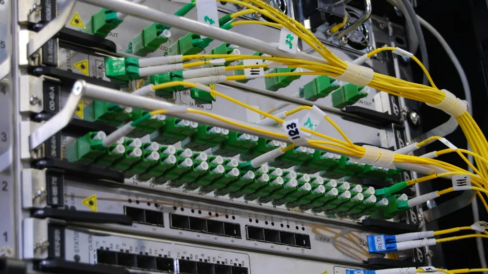 Netzwerkkabel in einem Serverschrank