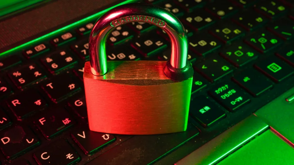 Rotes Vorhängeschloss auf einer Tastatur