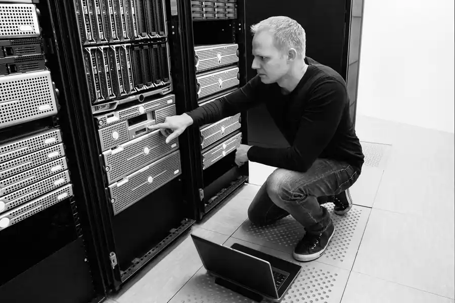 Techniker arbeitet an einem Serverschrank