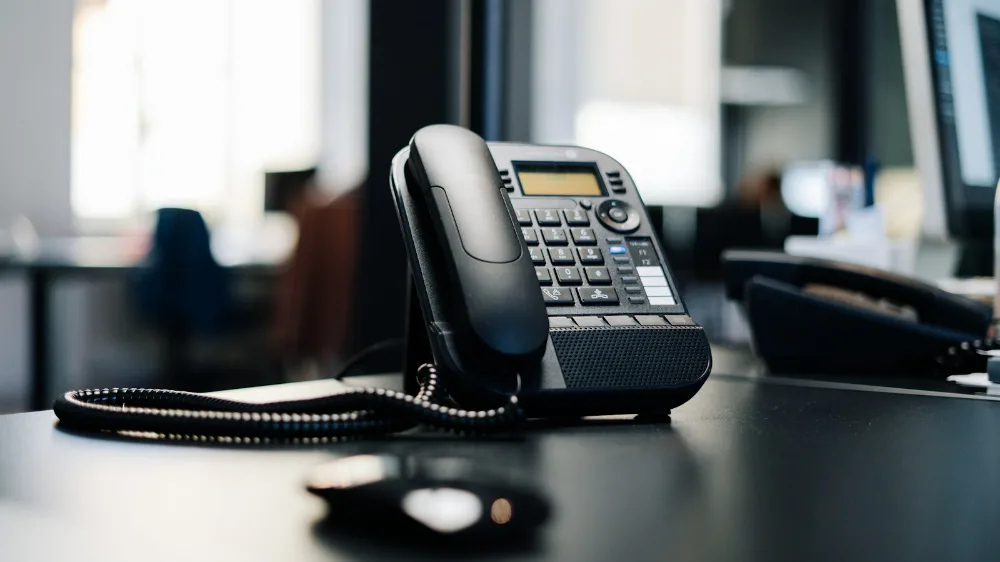 Tischtelefon in einem hellen Büro